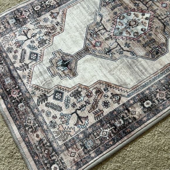 Elegant Geometric Patterned Rug - Picture 2 of 5